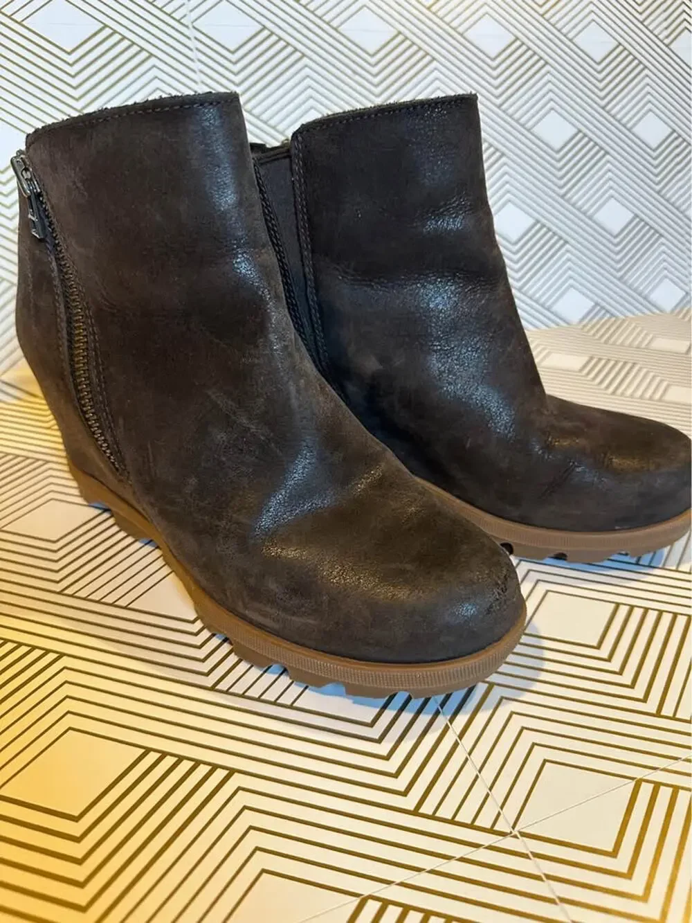 Women’s Sorel Joan of Arctic Wedge II zip booties size 8 brown leather